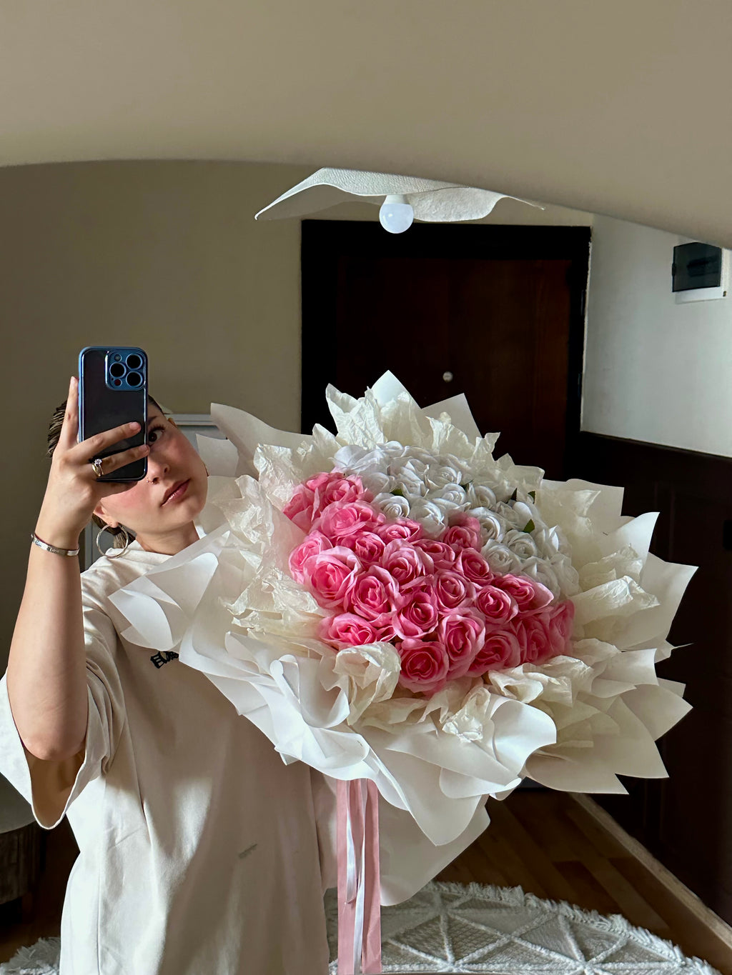 Papillon Deluxe buket: pembe ve beyaz güllerden romantik çiçek buketi, hediye için hazırlanmış.