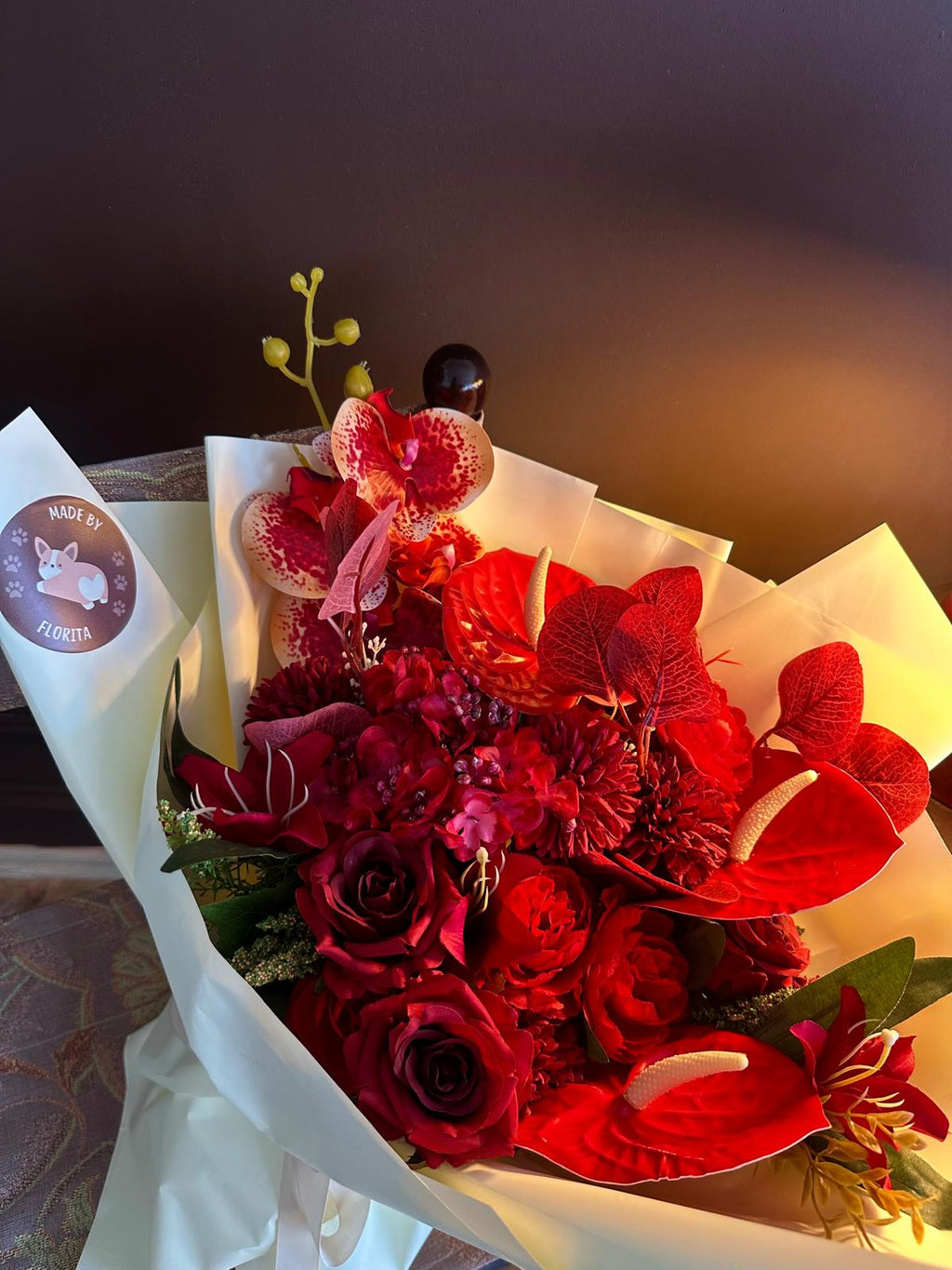 Bordo frise buket, yapay çiçekler ve setter figürlü romantik hediye çiçek aranjmanı