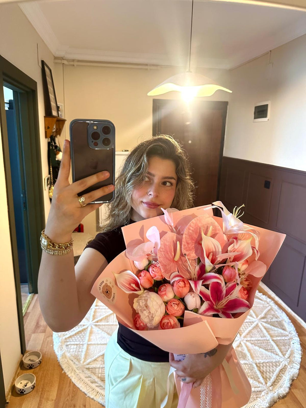 Bichon Frise buketinde pastel pembe yapay çiçekler ve sevimli Bichon Frise figürü